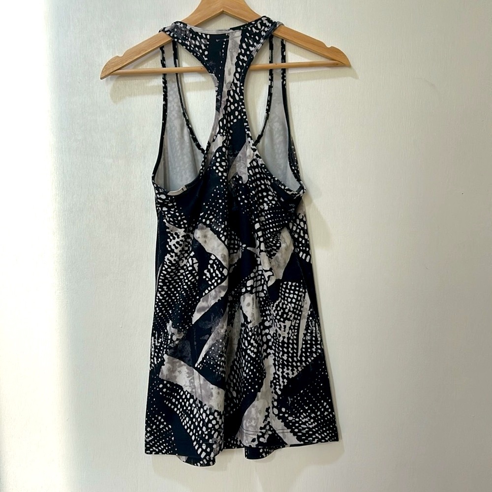 LULULEMON WOMENS ACTIVEWEAR TANK TOP STYLISH BLACK WHITE Sz MD o LG - Picture 2 of 11